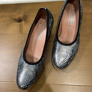 Mephisto Heels Size 9 Blue and Silver Weathered Lizard Skin